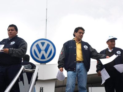 Volkswagen de México y sindicato conjuran huelga al llegar a un acuerdo salarial