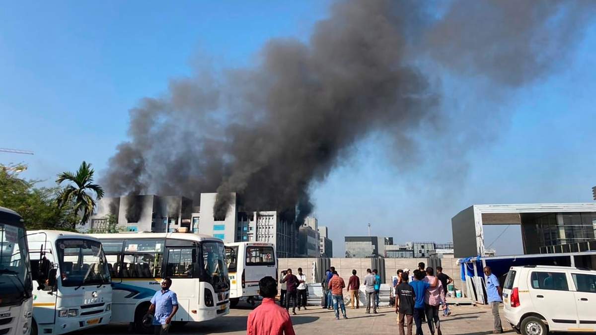 El incendio en el edificio del Serum Institute of India, el mayor fabricante de vacunas del mundo