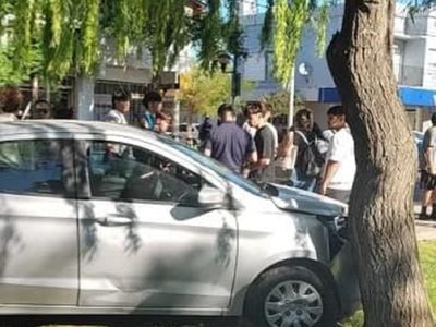 Chocaron dos autos y uno atropelló a una madre que caminaba con sus hijos