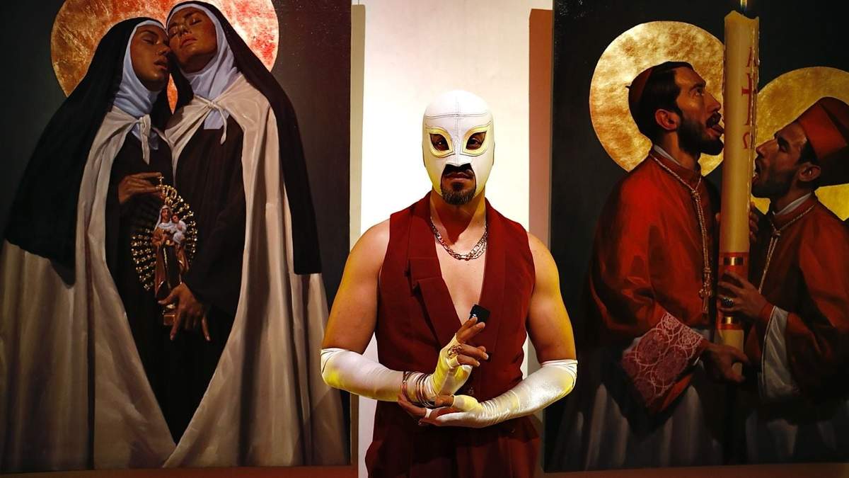 Fabián Cháirez con su obra