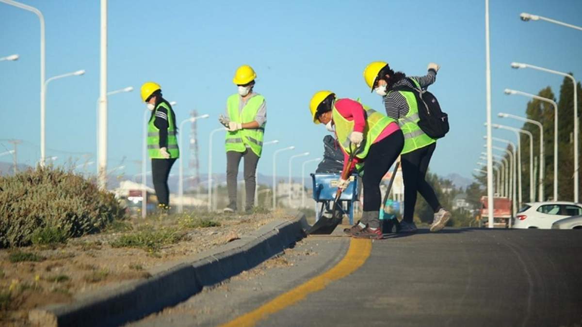Integrantes de una cooperativa realizando tareas en la ciudad. Fuente: (Twitter)