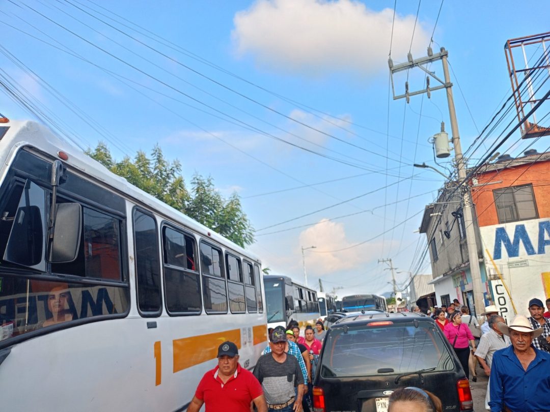 Camiones en los que fueron transportadas personas para el informe de gobierno de Sheinbaum en Morelos