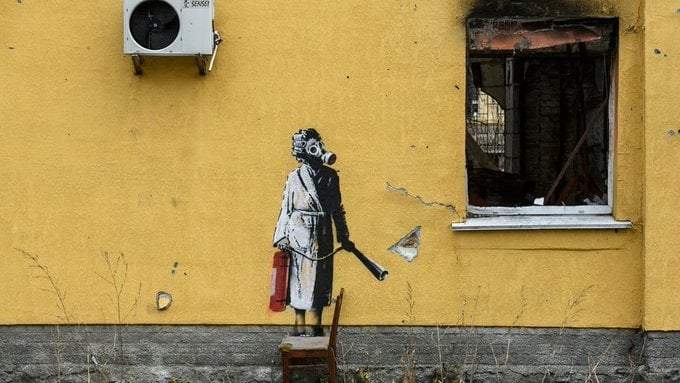 La obra "Mujer con máscara de gas" estaba en un edificio abandonado a las afueras de Kiev