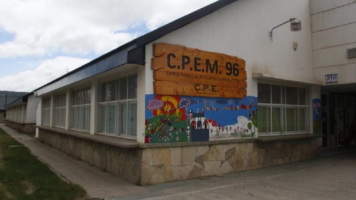 El CPEM 96 de San Martín de los Andes actualmente comparte edificio con la escuela primaria 359. Fuente: (RSM)