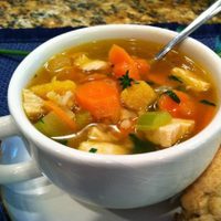 Hacele frente al frío con esta sopa de pollo y vegetales de la abuela que te va a encantar