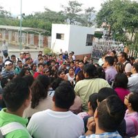 Aspirantes a plazas docentes retienen a unos 200 burócratas de Educación en Chiapas