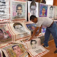 Familiares de los 43 urgen a AMLO que presione 'para que los funcionarios hagan su trabajo”