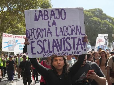 Reforma laboral: sin la CGT, gremios combativos y partidos de izquierda protestan en el Congreso