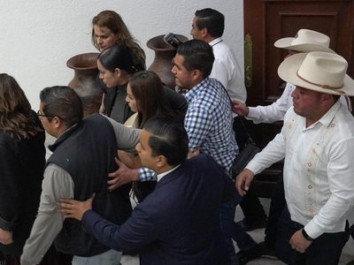 Encapuchado intenta entrar al Congreso de Michoacán previo a la toma de protesta de Grecia Quiroz