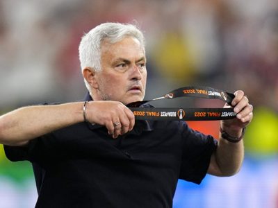 UEFA acusa a Mourinho por insultar a árbitro tras la final de la Europa League