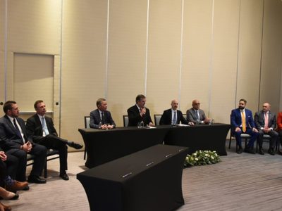 Gobierno y oposición de Venezuela firman acuerdo parcial en el reinicio del diálogo