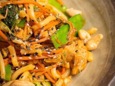 Hacé este wok de pollo con verduras y noodles: una receta sana y rápida para cualquier día