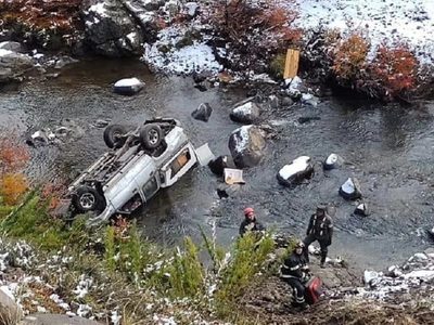 Fuerte vuelco camino a Pino Hachado: un vehículo terminó dentro del arroyo Aichol