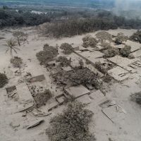 Autoridades de Guatemala ordenan evacuar por volcán de Fuego; suman 72 los muertos