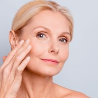 Si tenés más de 45, este truco de maquillaje con bótox natural y cáscara de banana te va a cambiar la piel