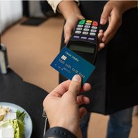 Sigue en caída la confianza del consumidor