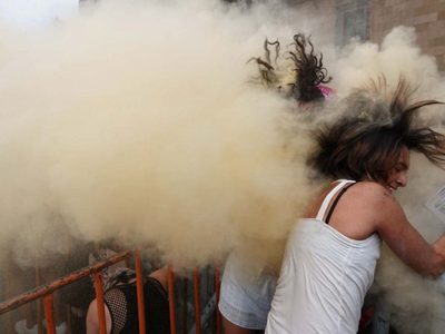 Dispersan con gases marcha trans en Zócalo de CDMX; María Clemente García acusa de traición a la 4T