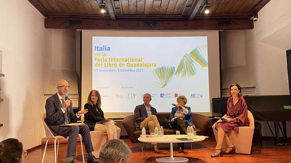 Conferencia en  el Instituto Italiano de Cultura por anuncio de programa en FIL Guadalajara