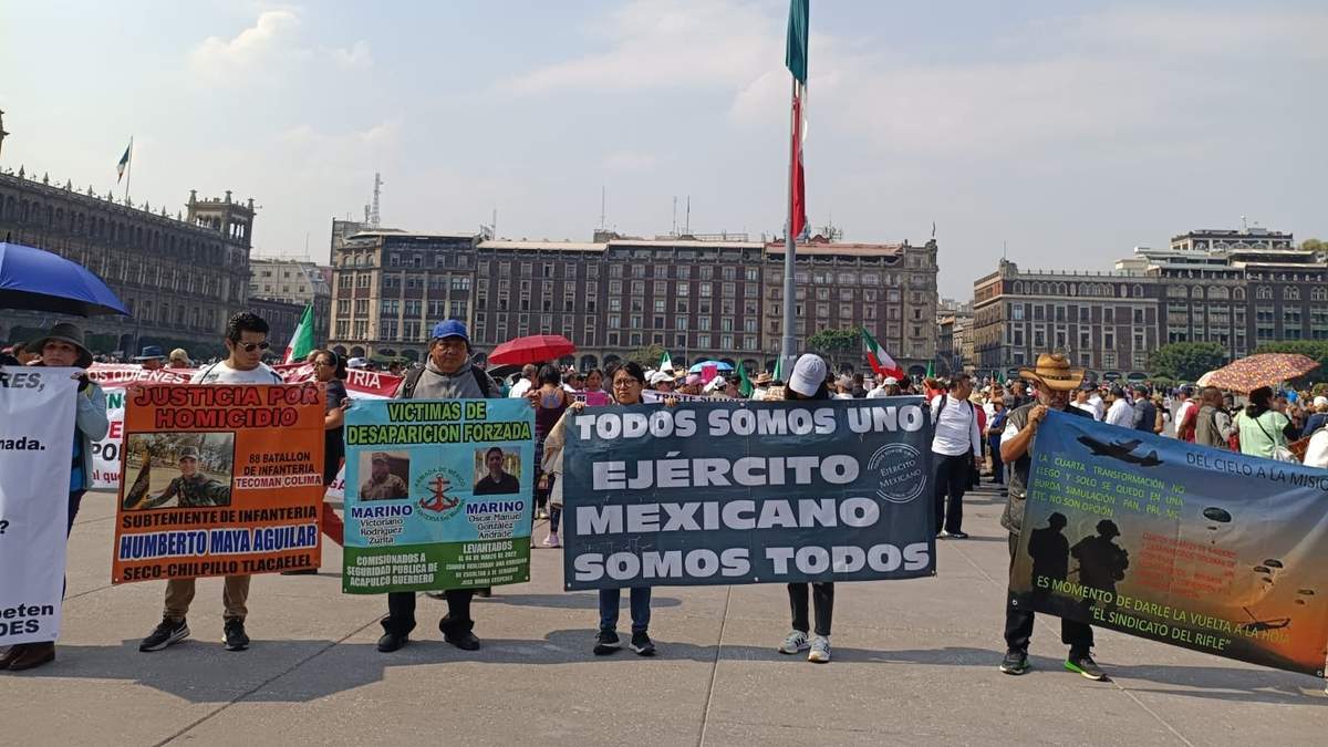 Militares en retiro acompañados de familiares marcharon del Ángel de la Independencia al Zócalo de la Ciudad de México