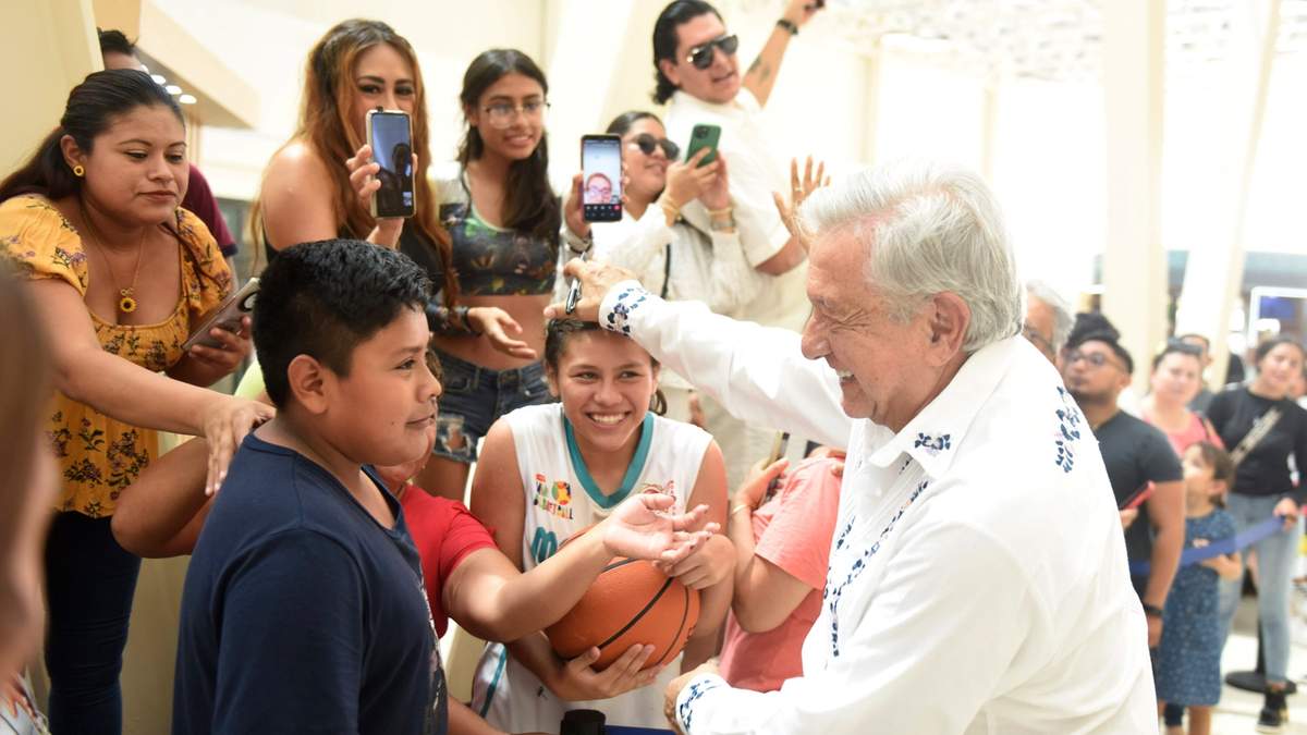 El Ejecutivo en el recorrido por una estación del Tren Maya