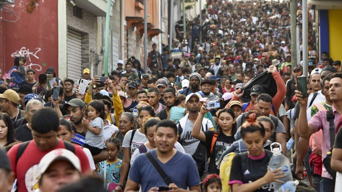 Migrantes comienzan a caminar hacia el norte con rumbo a la Ciudad de México desde Tapachula