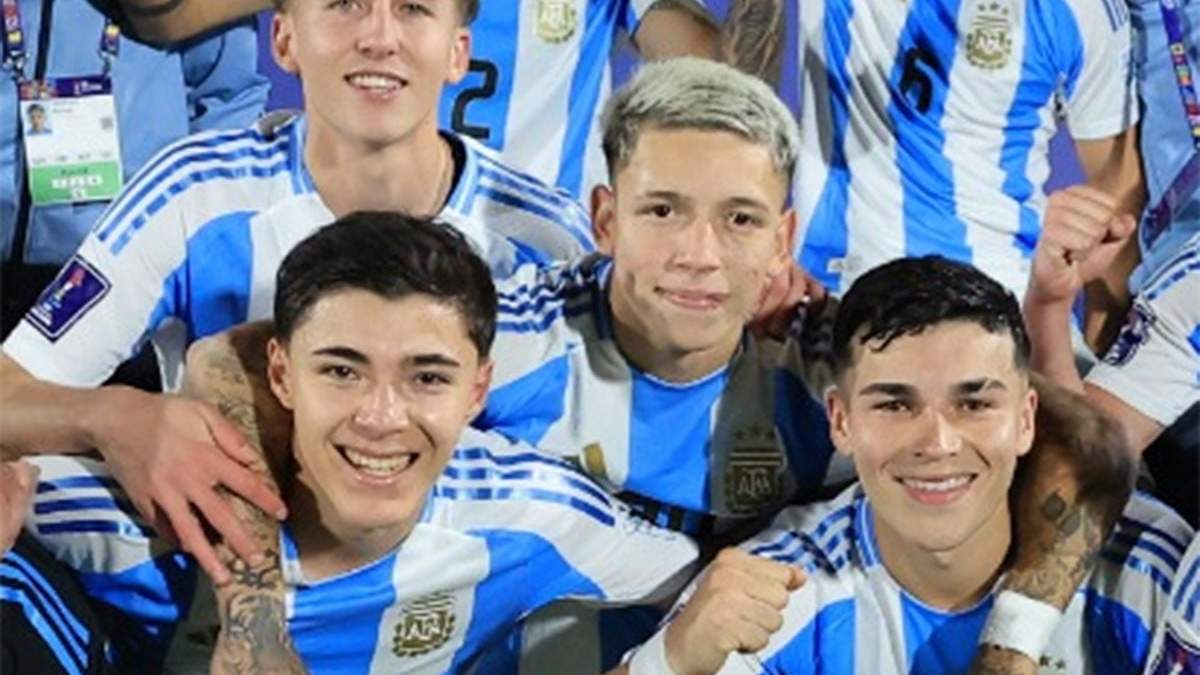 Prestianni al centro de los festejos. No se anda con vueltas el pibe.