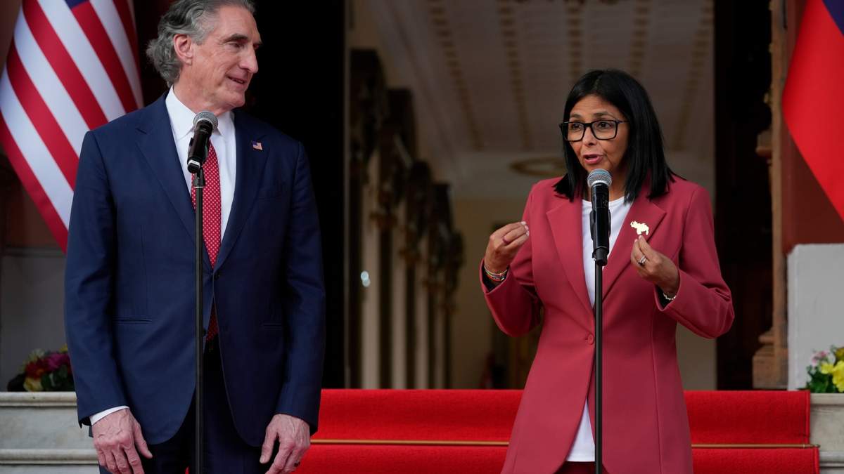 La presidenta interina de Venezuela, Delcy Rodríguez (derecha), pronuncia un discurso conjunto con el secretario del Interior de Estados Unidos, Doug Burgum, en el palacio presidencial de Miraflores, en Caracas, Venezuela