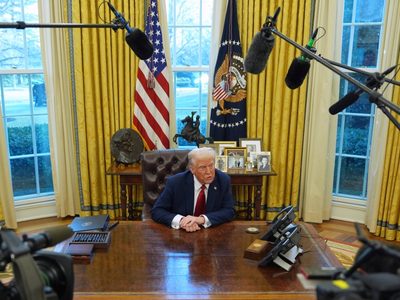 Trump insiste en imponer aranceles de 25% a México y Canadá; lo definirá esta noche