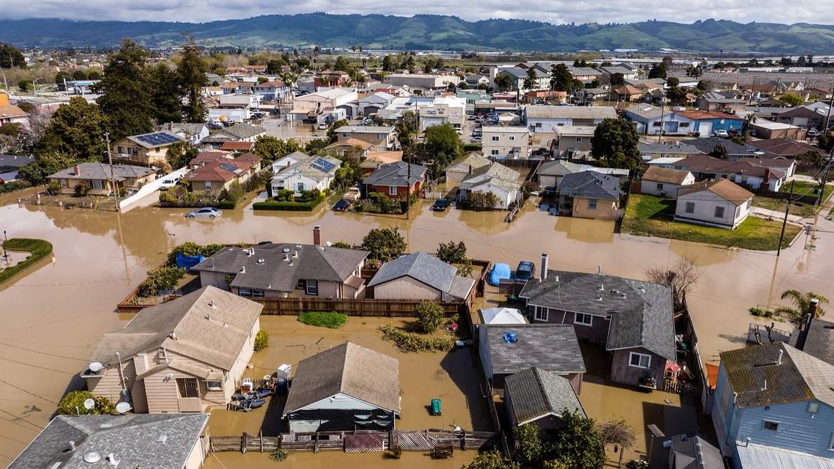 Las inundaciones rodean casas y vehículos en la comunidad de Pájaro en el condado de Monterey, California
