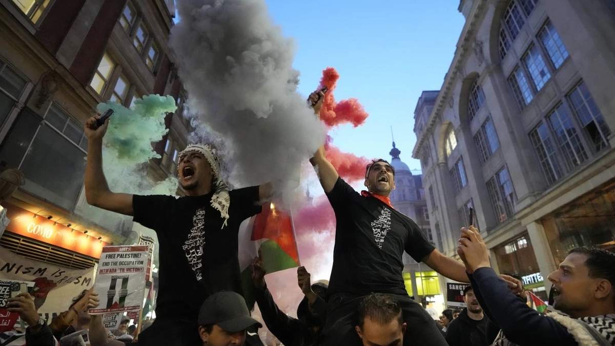 Manifestantes propalestinos encienden bengalas durante una marcha en Londres, el 9 de octubre de 2023
