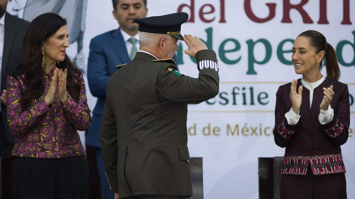 Kenia López Rabadán, el secretario de Defensa, Ricardo Trevilla, y la presidenta Claudia Sheinbaum