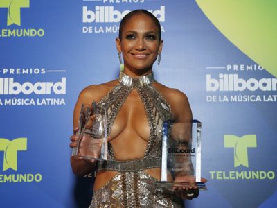 Jennifer López enamora a todos con este vestido blanco que vas a querer tener
