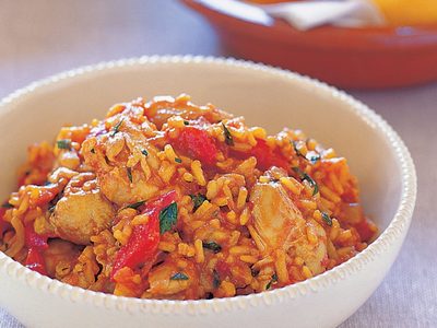 Arroz con pollo sin ensuciar de más: la receta de pocos ingredientes y una sola sartén