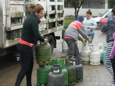 Continúa la entrega de leña y recarga de garrafas en Roca