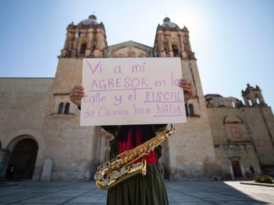Saxofonista atacada con ácido denuncia que Alejandro Murat suspendió sus tratamientos
