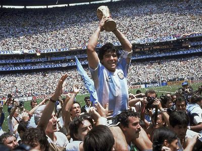Falleció el hombre que llevó en andas a Maradona en México 1986