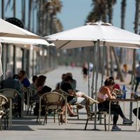 Los gastronómicos en España piden habilitar más terrazas
