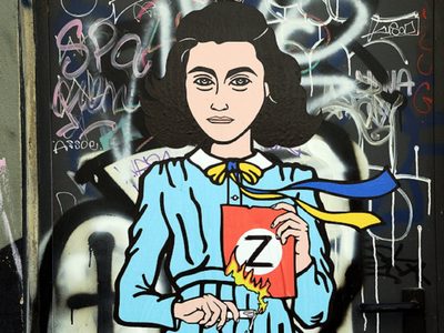 Ana Frank prende fuego la “Z” de Vladimir Putin en un mural en Milán