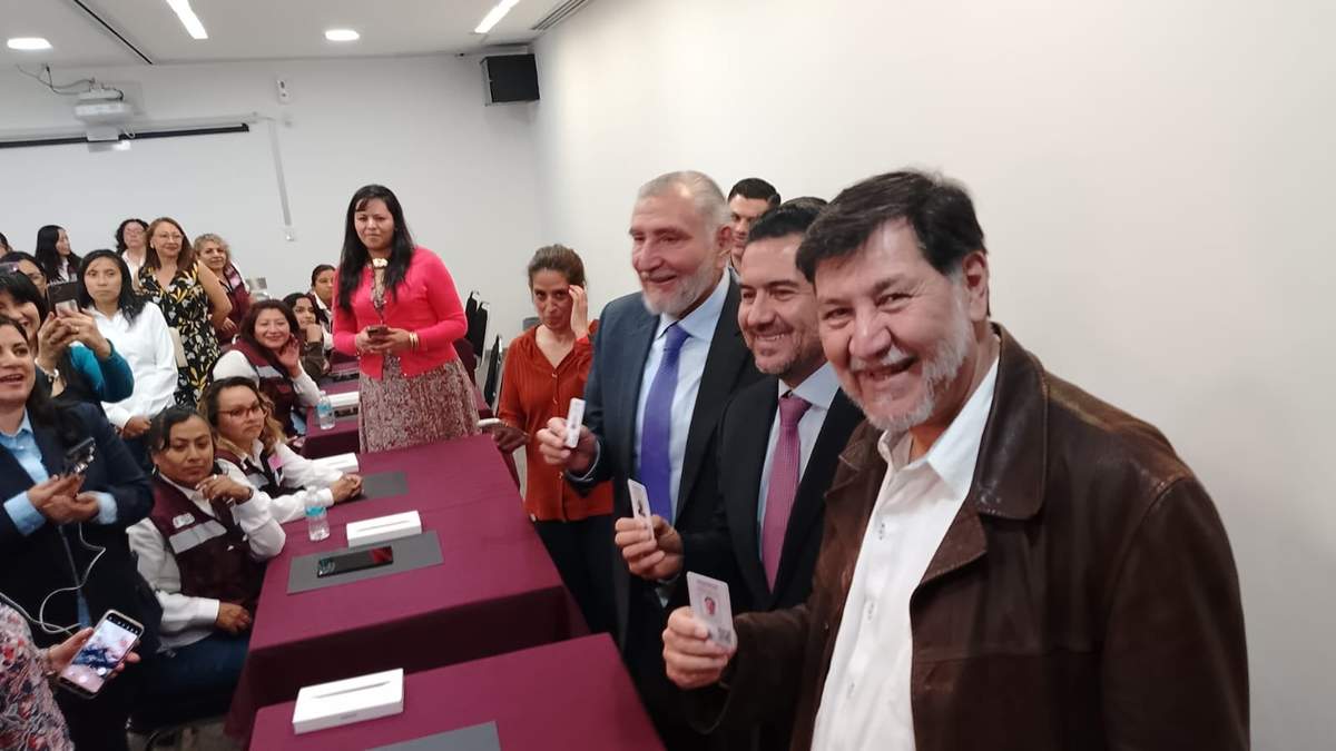 Adán Augusto López, Miguel Ángel Yunes Márquez, y Gerardo Fernández Noroña presumen credenciales de afiliación a Morena