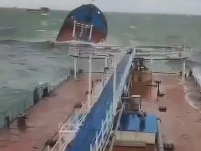 Barcos rusos derraman 3 mil 700 toneladas de petróleo en el estrecho de Kerch
