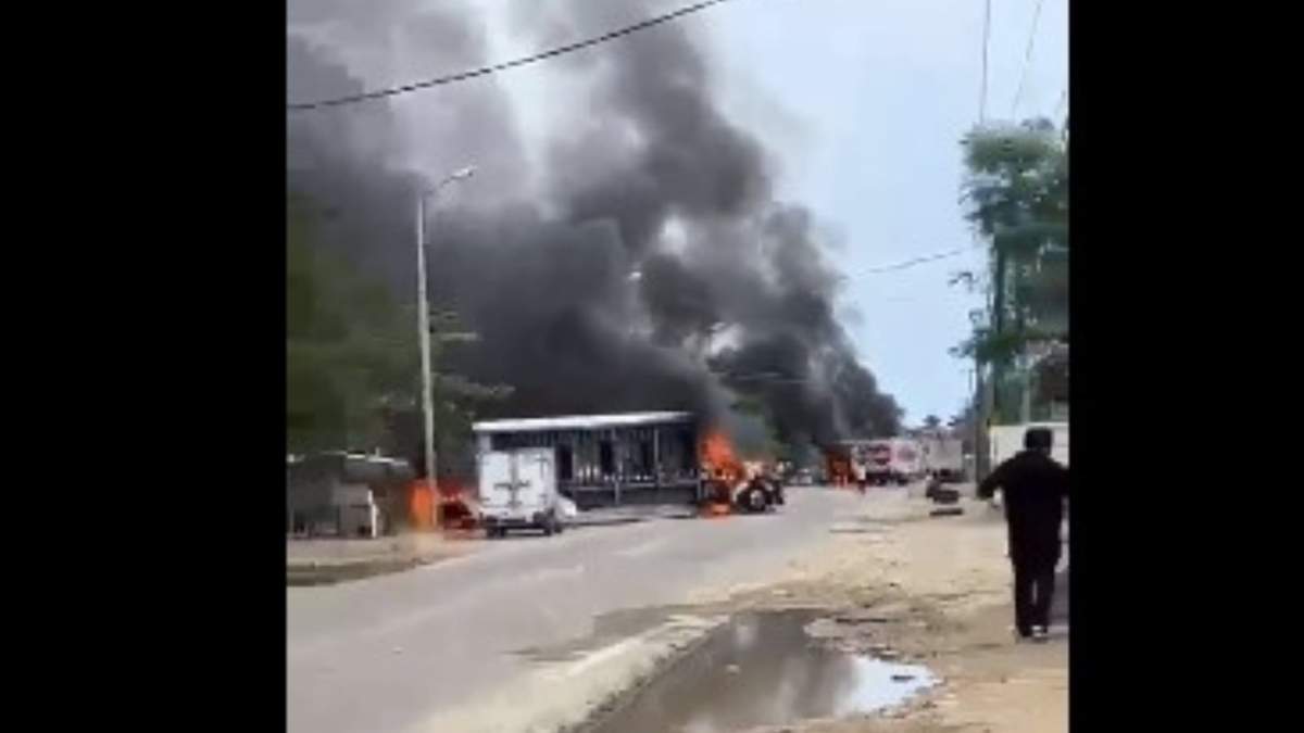 Vehículos quemados en la carretera federal Acapulco-Zihuatanejo