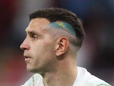 A festejar: cómo hacerse en casa el look del Dibu Martínez en el pelo