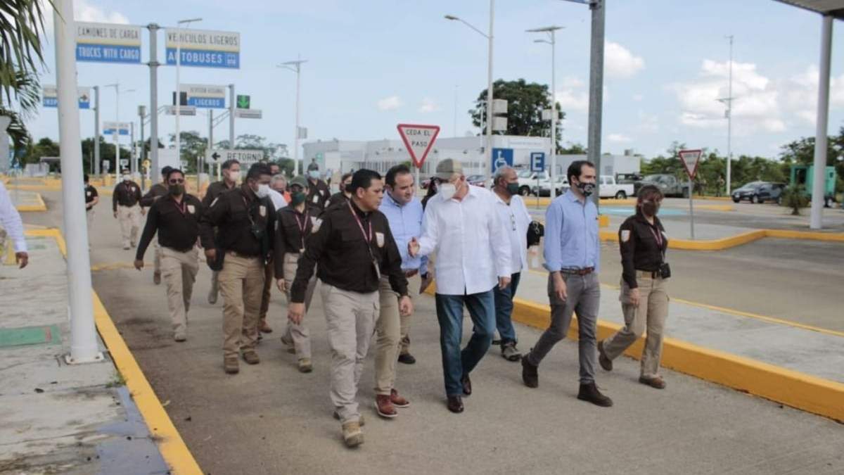 El embajador de EU en México, Ken Salazar, con funcionarios mexicanos en la frontera con Guatemala