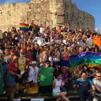 En Mérida responden con "besatón" a marchas contra matrimonios gay