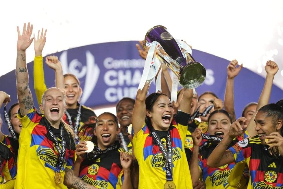Scarlett Camberos, del América de México, en el centro, levanta el trofeo tras ganar la final de la Copa de Campeones Femenina de la CONCACAF contra el Washington Spirit de Estados Unidos en Pachuca, México, el sábado 23 de mayo de 2026.