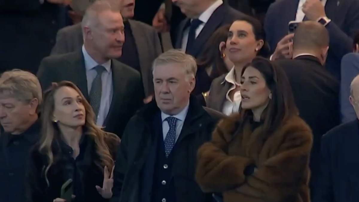 En el video que circuló en redes sociales, en la fila de arriba se ve al embajador Quirino Ordaz Coppel y a la secretaria Josefina Rodríguez Zamora. En la fila de abajo al centro se ve al entrenador Carlo Ancelotti