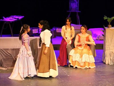 Roban equipo de grupo de teatro comunitario a dos cuadras de la sede de gobierno en Puebla