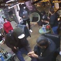 Asaltantes "limpian" barbería y golpean a un cliente en Toluca