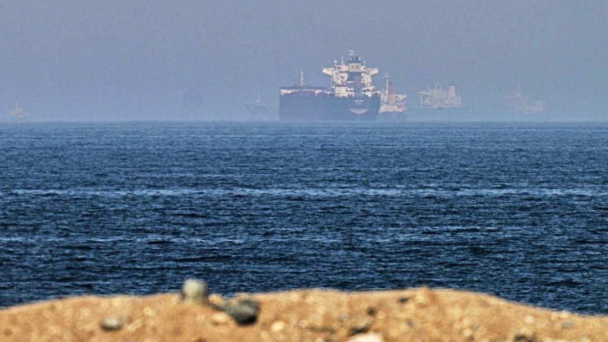 Buques de carga cerca del Estrecho de Ormuz, vistos desde Khor Fakkan, Emiratos Árabes Unidos, el 1 de mayo del 2026