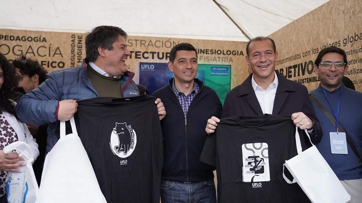 Omar Gutiérrez, Marcos Koopmann y Mariano Gaido en la Expovocacional. Fuente: (Prensa Legislatura)